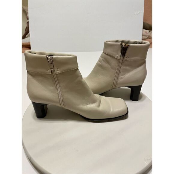 White Mountain Paramount Square Toe Zip Up Ankle Boots. Off White 8 - Picture 2 of 10